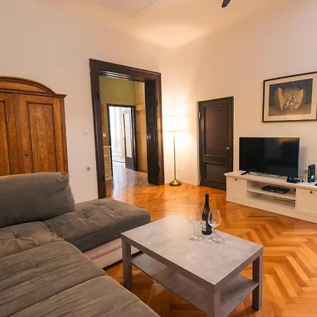 Galerija Rosa Centifolia Апартаменти *